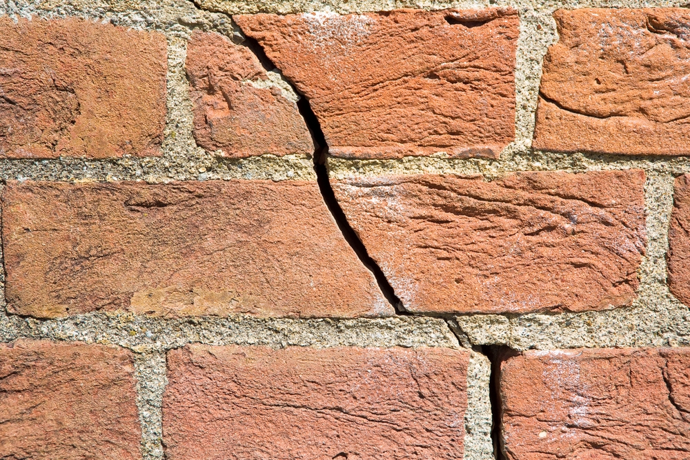 Dangerous,old,exposed,brick,wall,with,deep,crack,due,to